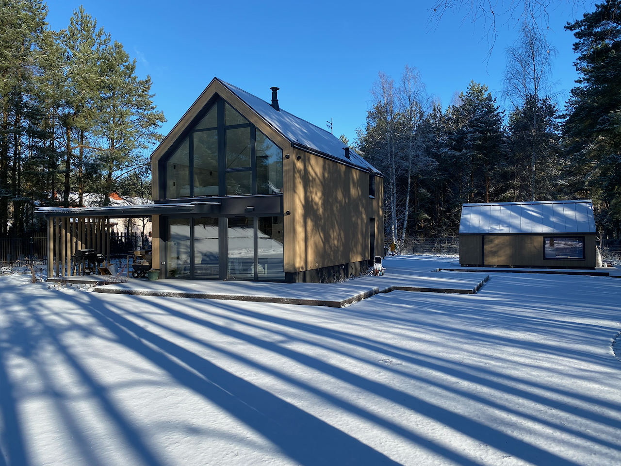 Otwarta przestrzeń dzienna ze zintegrowanym oświetleniem