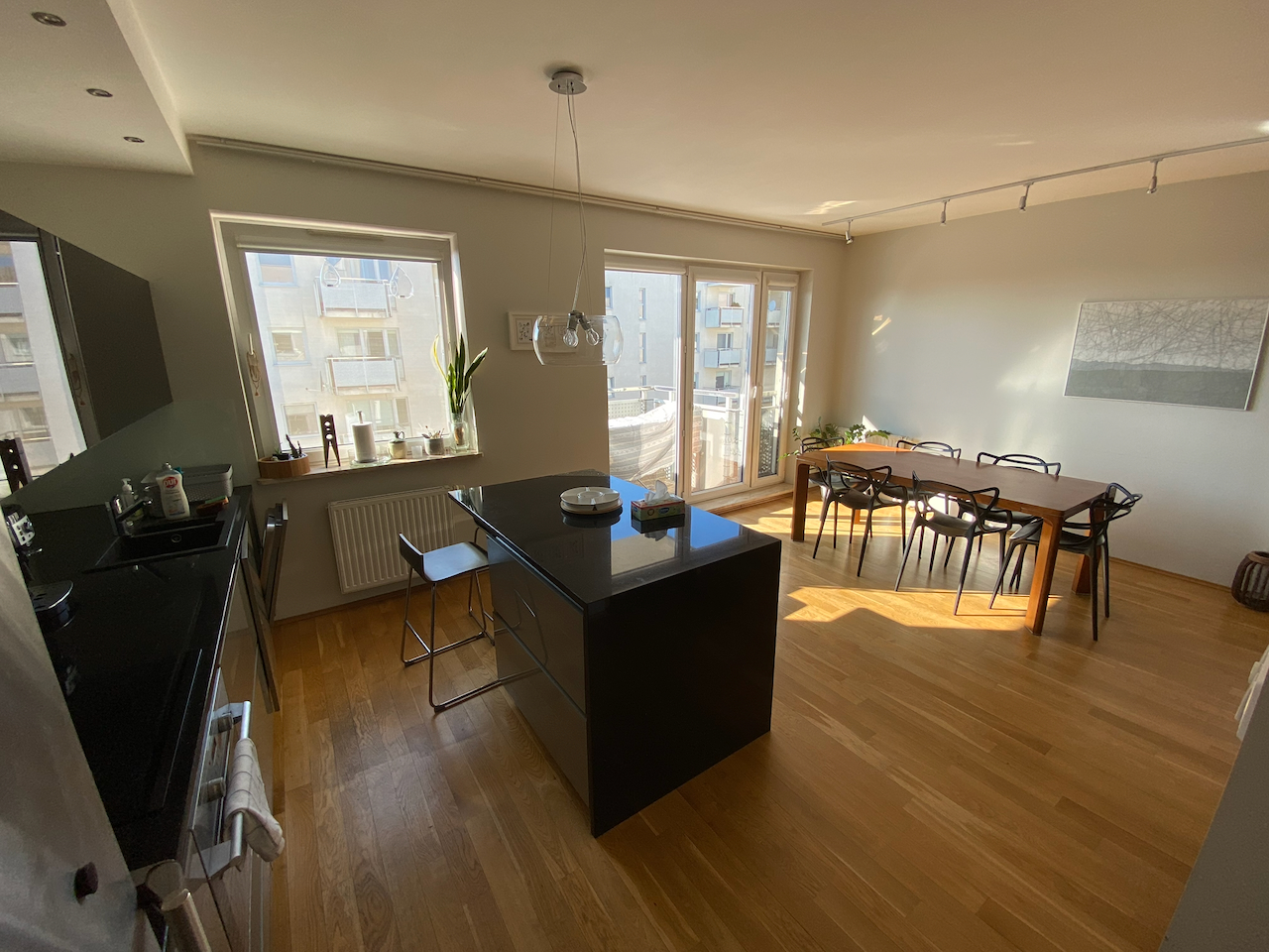 Salon ze scenicznym oświetleniem